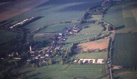 aveburyaerial.jpg (35165 bytes)